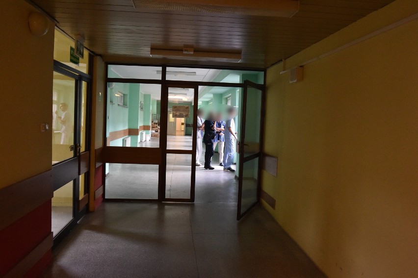 Pacjent wypadł z okna na szóstym piętrze  szpitala w Lesznie. Zginął na miejscu [ZDJĘCIA]