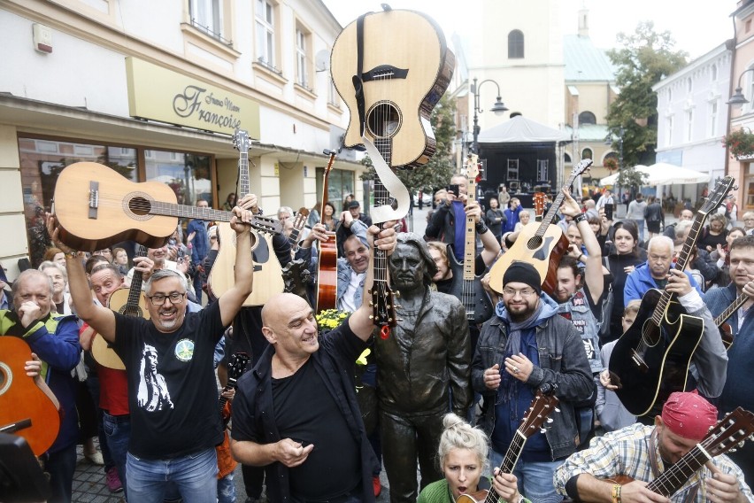 Koncert gitarzystów przed pomnikiem Tadeusza Nalepy w...