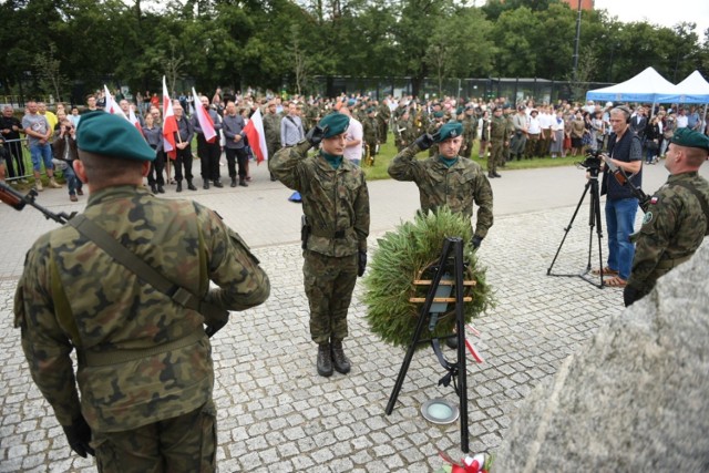 Tak jak w całej Polsce, również w Toruniu pod obeliskiem Ku czci Żołnierzy Armii Krajowej na placu Rapackiego (Park 100-lecia Powrotu Torunia do Wolnej Polski) odbyły się uroczystości 77. rocznicy wybuchu Powstania Warszawskiego.   

Zobacz także: Żywa lekcja historii na toruńskiej starówce. Zobacz zdjęcia z powstańczej barykady!

Czytaj dalej. Przesuwaj zdjęcia w prawo - naciśnij strzałkę lub przycisk NASTĘPNE