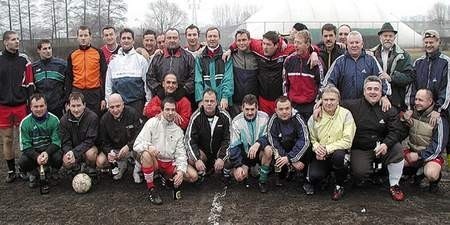 Noworoczna ekipa piłkarska na stadionie w Tychach za rok rozegra dziesiąty mecz. Ciekawe w jakim składzie? Fot. Leszek Sobieraj