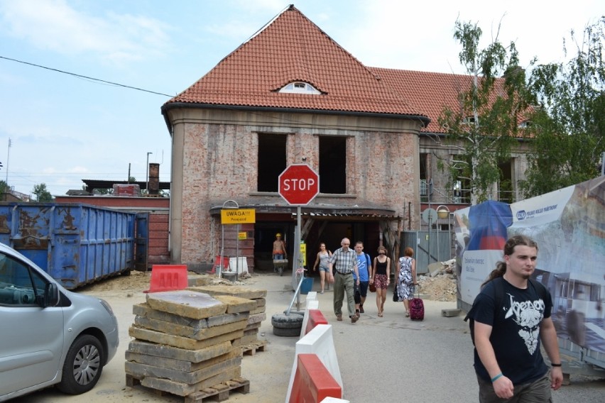 Remont dworca w Gliwicach. Rośnie dach nad peronami