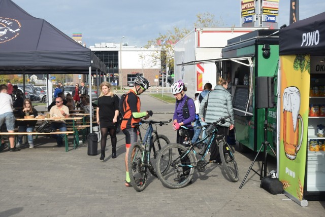 W niedzielę na zlocie food trucków pojawiło się mnóstwo mieszkańców Radomia.