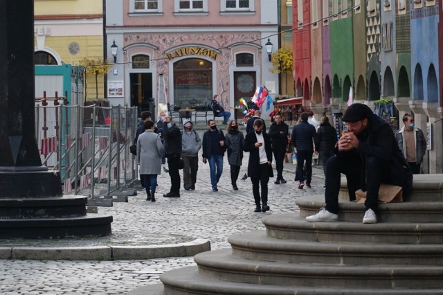 Niedziela, 15 listopada, to jeden z najpogodniejszych dni tej jesieni. Nic dziwnego, że poznaniacy ruszyli na spacery a parki, ulice czy tereny nad Wartą zaroiły się od ludzi. Oczywiście ruch to zdrowie, ale podczas przechadzek pamiętajmy o zasadach bezpieczeństwa.

Kolejne zdjęcie-->