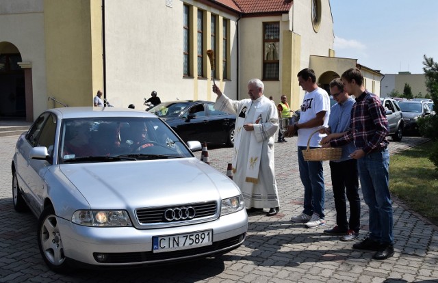 Względy bezpieczeństwa przesądziły o tym, że tegoroczny festyn motoryzacyjny "Święty Krzysztof patron kierowców", zamiast na lotnisku Aeroklubu Kujawskiego w Inowrocławiu, odbył się w niedzielę, 28 lipca, na terenie parafii pod wezwaniem Chrystusa Miłosiernego na os. Rabin. Poprzedziła go msza święta, podczas której homilię wygłosił ks. Jerzy Kraśnicki, dyrektor MIVA Polska, stowarzyszenia, którego celem jest pomoc misjonarzom w zdobywaniu i zakupie środków transportu oraz ujednolicenie różnych działań w tym zakresie na terenie kraju. Tuż po mszy była okazja do oznakowania rowerów przez policję. Każdy mógł też wziąć udział w konkursach zorganizowanych przez Wydział Ruchu Drogowego Komendy Powiatowej Policji w Inowrocławiu. Sprzęt ratowniczy prezentowali strażacy, a przy stoisku Automobilklubu Inowrocławskiego najmłodsi i starsi mogli otrzymać odblaskowe elementy i kamizelki. Zaś Krzysztof Studziński, członek Zarządu Głównego Polskiego Związku Motorowego, m. in. udzielał cennych porad, jak bezpiecznie prowadzić samochód. Cały czas czynne było stoisko MIVA Polska, z pamiątkami z misji. Można tam było wesprzeć akcję "Święty Krzysztof 1 grosz za 1 kilometr, na środki transportu dla misjonarzy". Odbyło się też święcenie pojazdów.