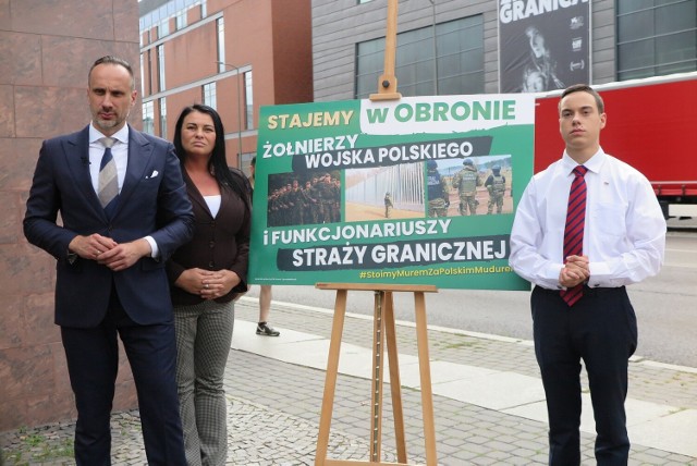 Janusz Kowalski skrytykował film "Zielona granica". Towarzyszyli mu uczeń opolskiej szkoły ponadpodstawowej i żona żołnierza WOT.