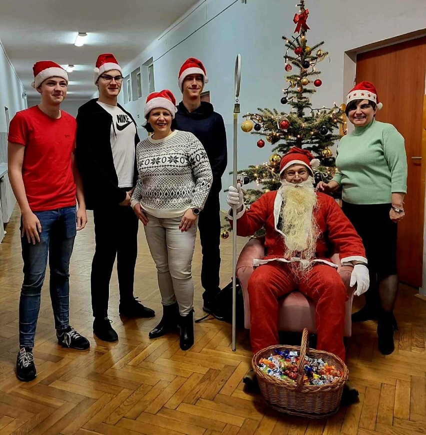 Święty Mikołaj w II LO w Radomsku, czyli Mikołajkowa Loteria Fantowa na pomoc Ani Zbierańskiej. ZDJĘCIA