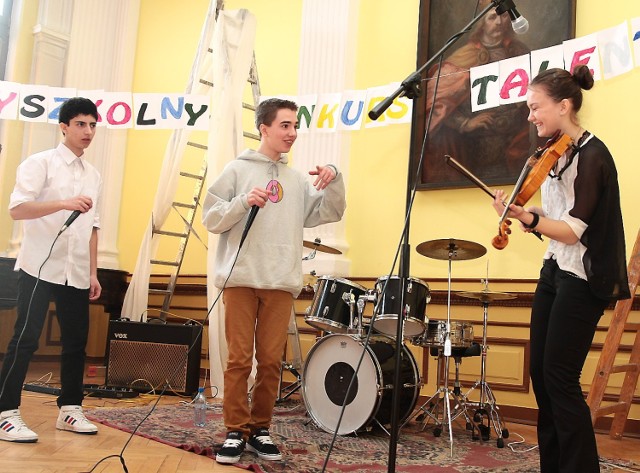 Zespół Czarno na białym podczas występu w IV Międzyszkolnym Konkursie Talentów w Grudziądzu