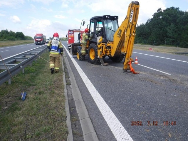 Koparka spadła na autostradzie A4 koło Bochni i blokowała lewy pas, 12.07.2022