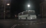 Głogów: Niebezpieczny manewr kierowcy autobusu na Obrońców Pokoju. Zobaczcie film