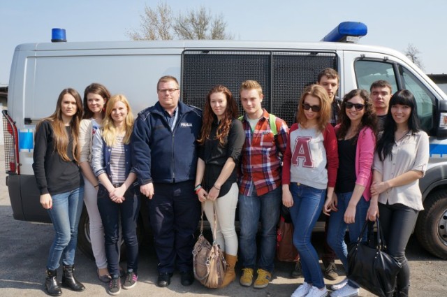 Uczniowie zobaczyli w KMP, jak wygląda codzienna praca policjantów