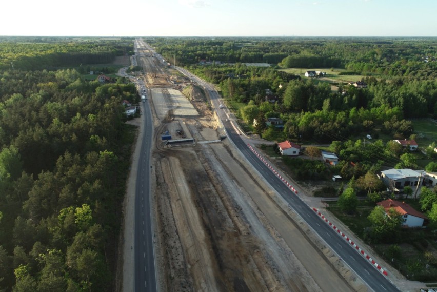 Budowa S7 z Grójca do Warszawy. Prace nabierają tempa. Zobacz plac budowy z lotu ptaka