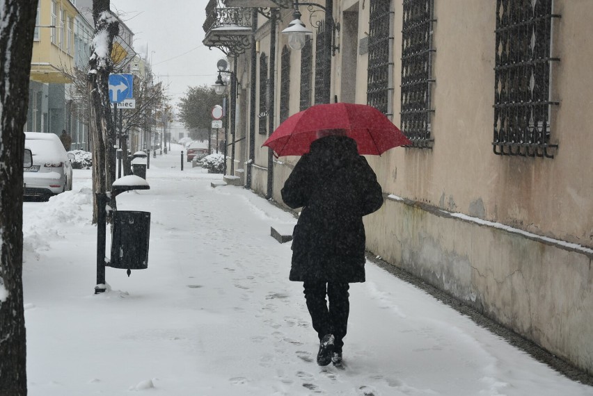 Stare Miasto w Sieradzu całe śniegiem zasypane
