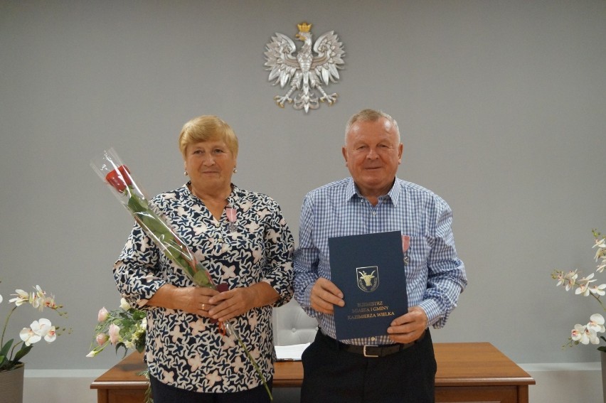 Złote Gody w Kazimierzy Wielkiej. W tym roku świętują 34 pary małżeńskie. W poniedziałek odznaczono kolejnych jubilatów [ZDJĘCIA]  