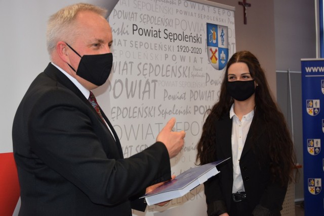 Wręczenie listów gratulacyjnych i wyróżnień stypendystom z powiatu sępoleńskiego