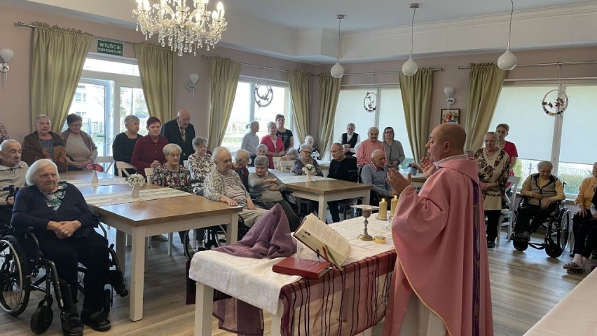 Wizyta biskupa Andrzeja Przybylskiego w Domu Seniora w Wieluniu