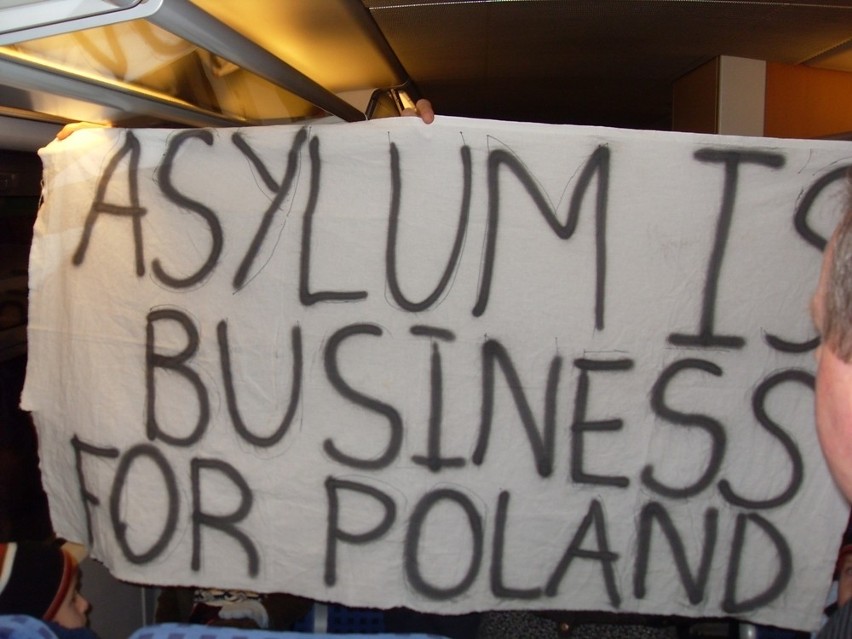 Uchodźcy jadący poskarżyć się na Polskę dotarli tylko do Zgorzelca (zdjęcia)