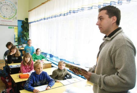 Lekcje w jednej szkole, później w drugiej i trzeciej. Rafał Czajka, nauczyciel historii, może tym sposobem zarobić ponad 3 tys. zł miesięcznie