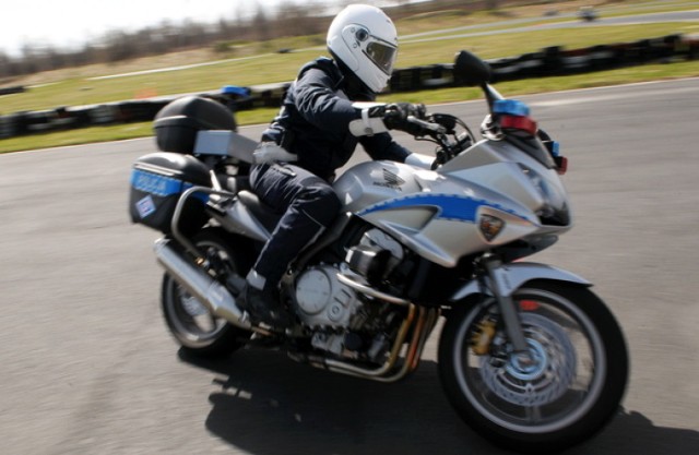 Policjanci chcieli zatrzymac meżczyznę pdejrzewanego o kradzież samochodu. Ten zniszczył ich motocykle i uciekł. Do zdarzenia doszło w Chorzowie w pobliżu garaży i stacji paliw na ul. Racławickiej