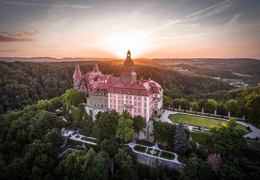 Inwestor ze Świebodzic zamknął drogę do Książa: na chwilę, za rok będzie tam staw, smażalnia, plac zabaw...