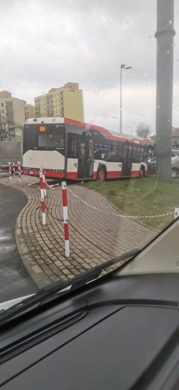 Wypadek w Dąbrowie Górniczej. Autobus linii 814 wypadł z ronda i przebił barierki