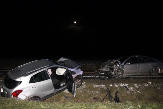 Wypadek pod Mogilnem. Sześć osób, w tym kierujący oplem vectra i kierująca oplem mokka oraz pasażerowie z obydwu pojazdów zostało przewiezionych do szpitala. Kierujący byli trzeźwi