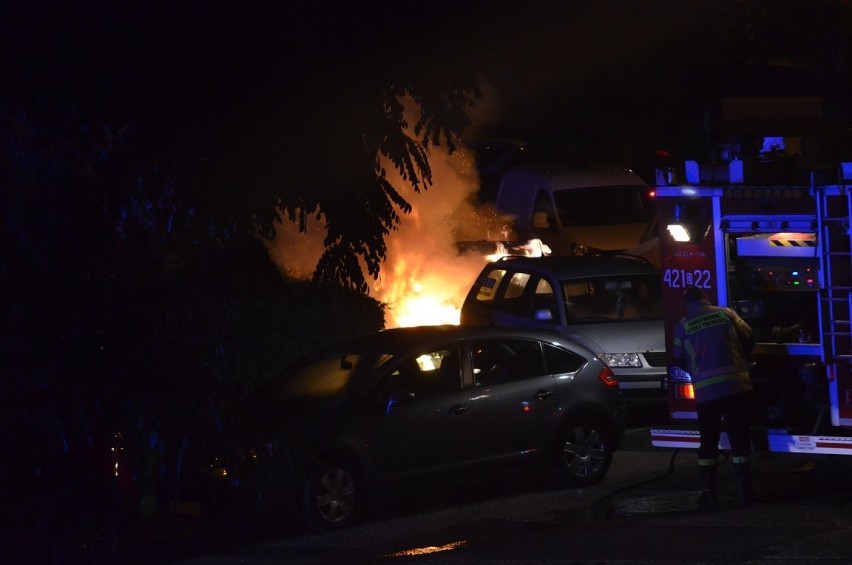 Głogów: W nocy na osiedlowym parkingu między Matejki a aleją Wolności spłonęło auto. Zdjęcia