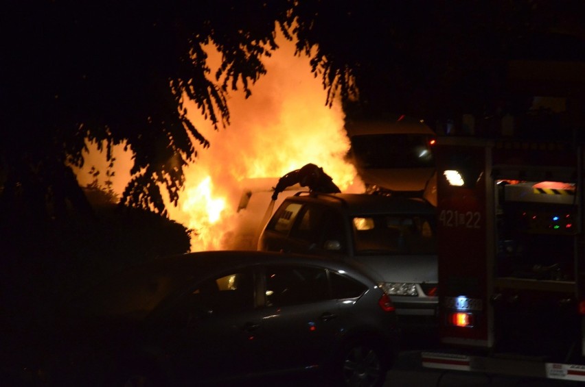 Głogów: W nocy na osiedlowym parkingu między Matejki a aleją Wolności spłonęło auto. Zdjęcia