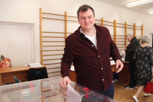 Głosowanie odbywa się m.in. w obwodowej komisji wyborczej nr 4 w Bełchatowie, 7 kwietnia 2024 r.