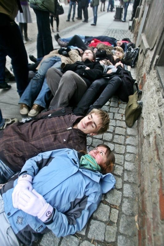 Wrocław: 11 studentów protestowało leżąc