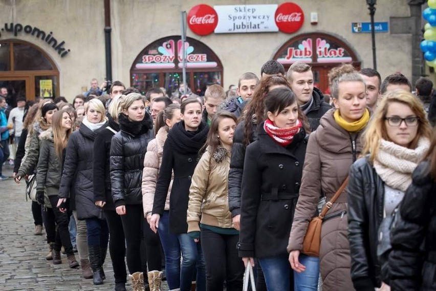 Polonez maturzystów na Rynku (FOTO)