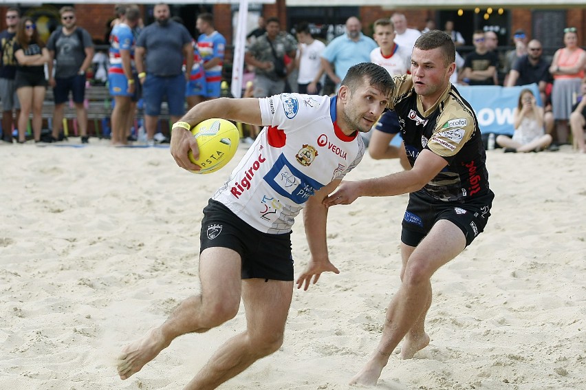 Rugby na plaży Manufaktury.