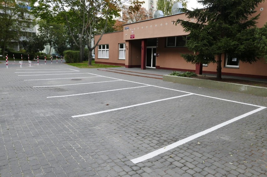 Przed odnowioną szkołą na Ursynowie powstał parking. Jest ''tylko'' jeden haczyk: nie można na nim parkować