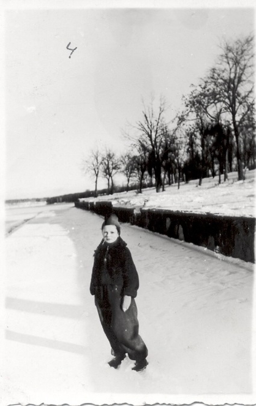 Pani Barbara nad jeziorem w Wągrowcu w czasie II wojny...