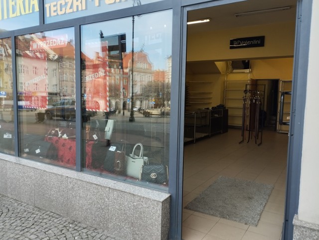 Zlikwidowano kultowy sklep z torebkami w rynku w Wałbrzychu. Przedsiębiorcy narzekają na brak ruchu