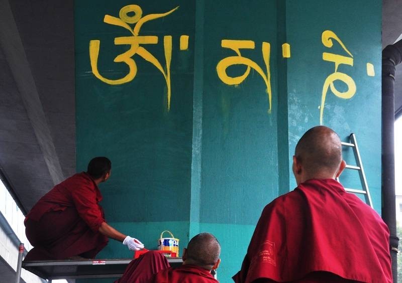Mnisi już po raz kolejny malują rondo Tybetu w ramach Warszawskiego Festiwalu Graffiti (FOTO)