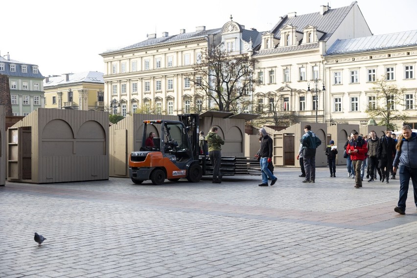 Budowa Targów Bożonarodzeniowych na Rynku w Krakowie