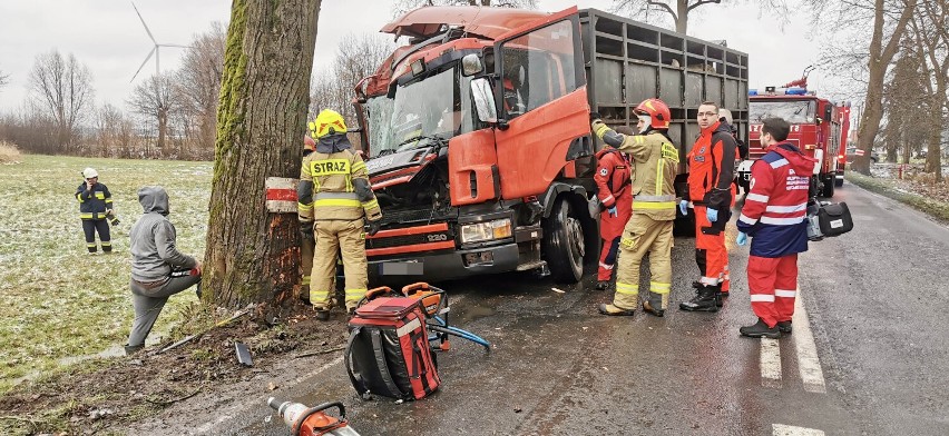 Wypadek w Borzęciczkach. Pasażera ciężarówki zabrał śmigłowiec LPR [ZDJĘCIA]        