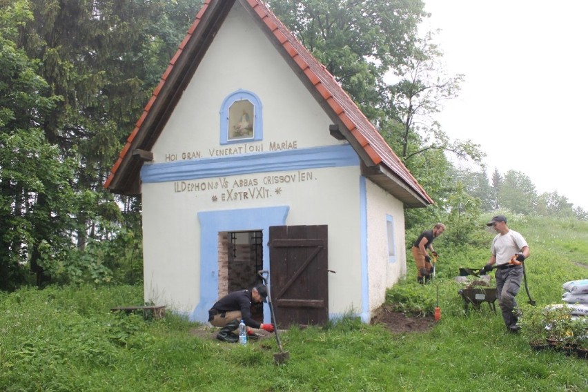 Kapliczki i pomniki w Czarnym Borze odzyskują blask [ZDJĘCIA]