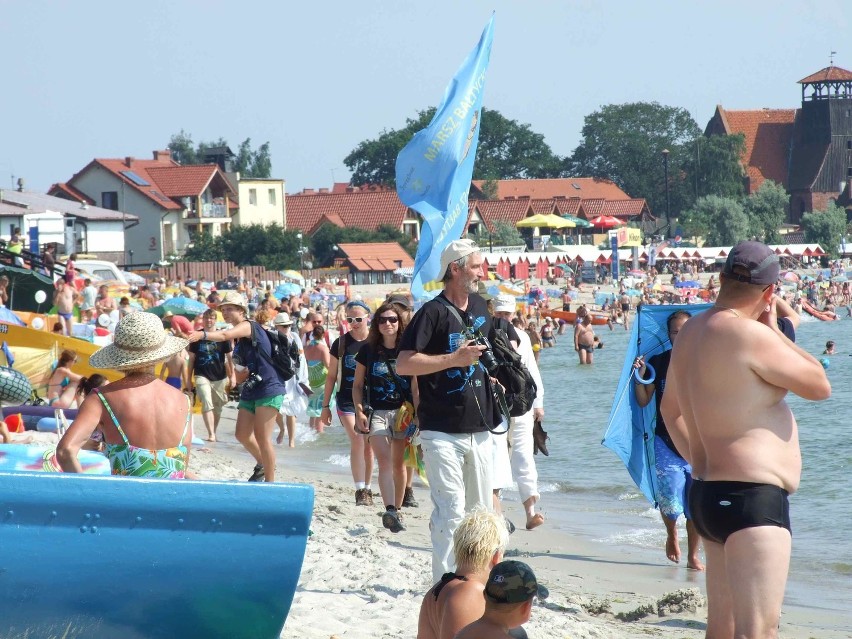 Hel. Podczas marszu sprawdzili stan czystości polskich brzegów Bałtyku