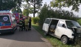 Miłoradz. Wypadek na drodze powiatowej. Kierowca busa wjechał w drzewo, strażacy musieli go uwalniać z pojazdu