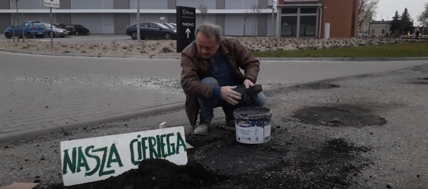 Pan Boguś Bentyn łata dziurę na Składowej i mówi, dlaczego...