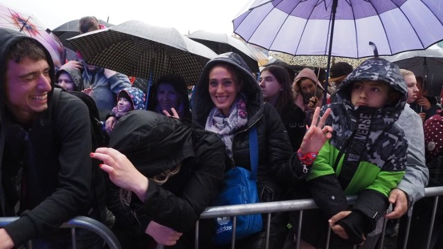 Najlepszy Koncert Świata organizowany przez radio Vox FM w Koszalinie przyciągnął na Rynek Staromiejski rzecze fanów disco polo. Niestety w trakcie koncertu zaczął padać deszcz. Nie wszystkich jednak przestraszył. Chęć zobaczenia swoich idoli na scenie była silniejsza. Do Koszalina przyjechali: Czadoman, Luka Rosi, Enjoy, Mejk i Joker.

Zobacz także: Disco polo przed ratuszem w Koszalinie, czyli Najlepszy Koncert Świata [zdjęcia]

> Najlepszy Koncert Świata w Koszalinie. Muzycznie przed ratuszem [nowe zdjęcia]