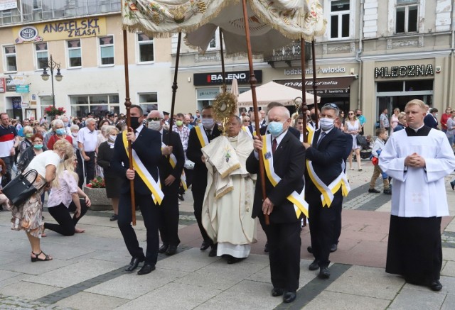 Procesja w Uroczystość Bożego Ciała gł&oacute;wnymi ulicami Radomia