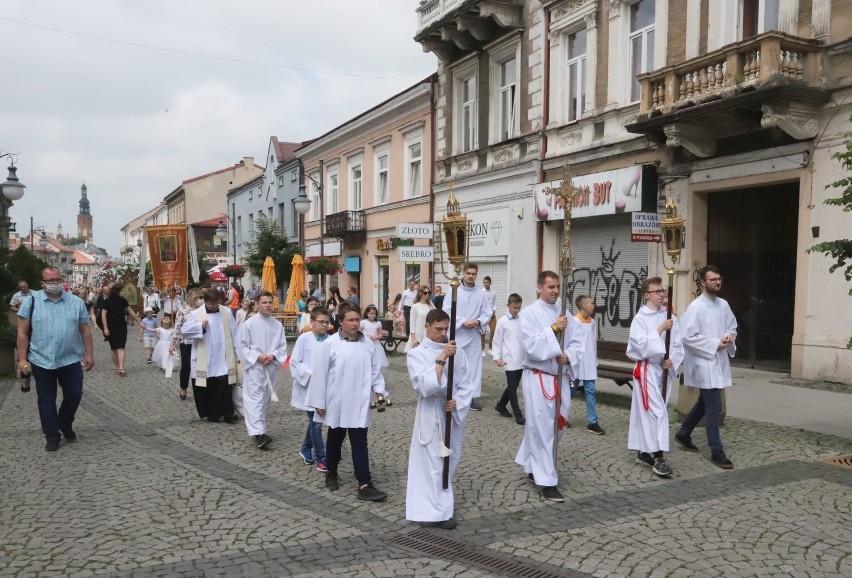 Procesja w Uroczystość Bożego Ciała głównymi ulicami Radomia