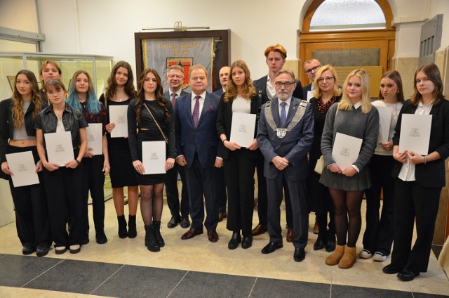 Prawie 60 uzdolnionych uczniów z gminy Olkusz otrzymało stypendium burmistrza