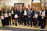 Prawie 60 uczniów z gminy Olkusz otrzymało stypendium burmistrza. To najbardziej uzdolnieni uczniowie olkuskich szkół. Zobacz zdjęcia 