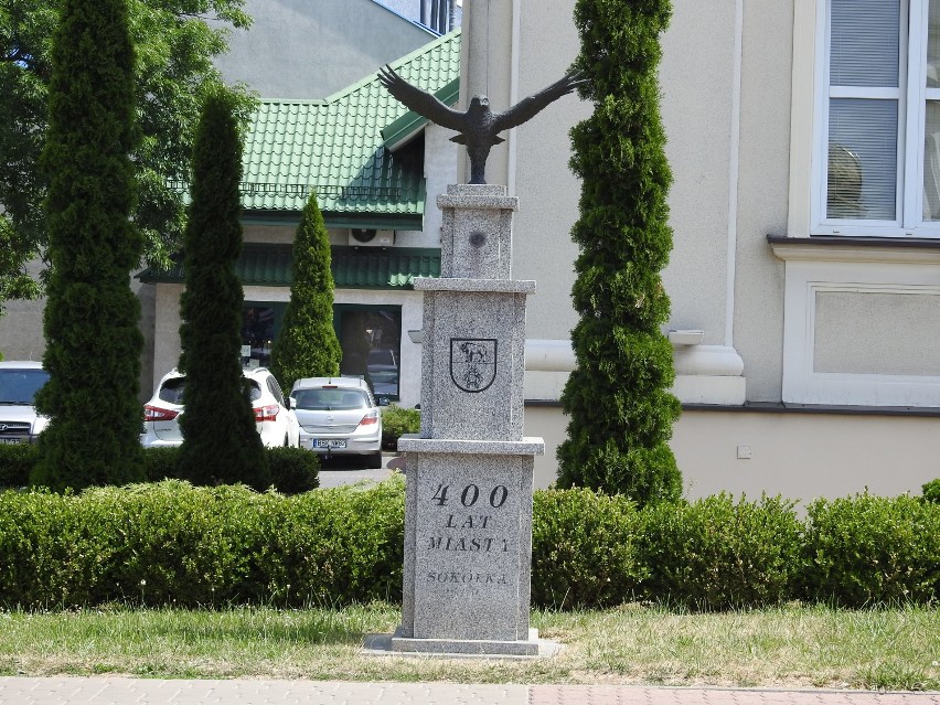 Pomnik Sokoła przed Urzędem Miejskim ustawiony z okazji...