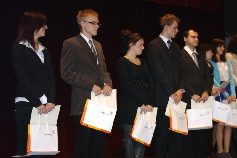 Uczniowie szkół z Rudy Śląskiej otrzymali stypendium premiera. To dwunastka prymusów