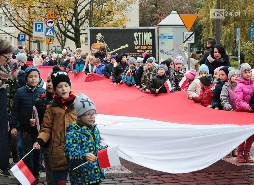 Uczniowie ponieśli ogromną flagę ulicami Szczecina [ZDJĘCIA, WIDEO] 