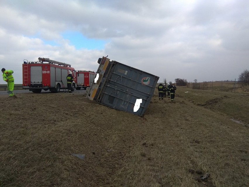Powiat nowotomyski: wypadek na autostradzie A2. Z drogi wypadł samochód ciężarowy z naczepą